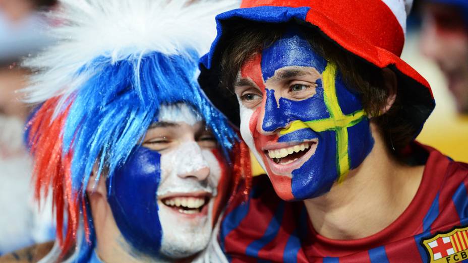 Torcedores de França e Suécia se confraternizam antes da partida entre as duas seleções no Estádio Olímpico de Kiev