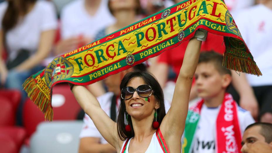 Torcedora portuguesa durante partida válida pelas quartas-de-final da Eurocopa 2012