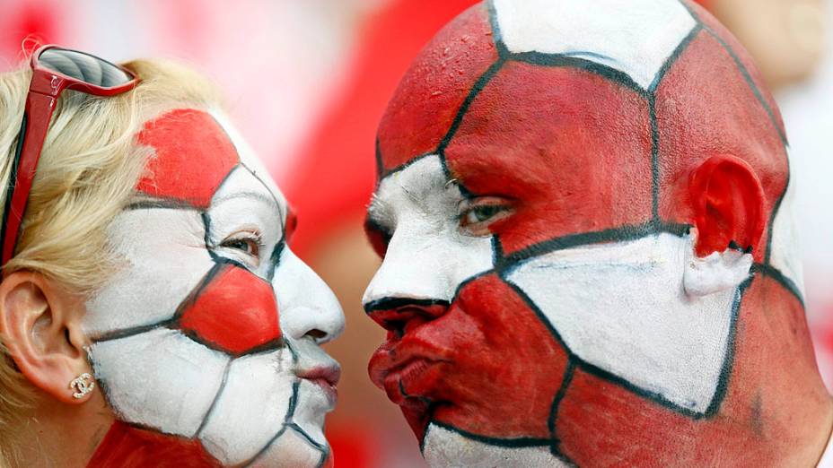 Torcedores poloneses aguardam o início da partida contra a Grécia no Estádio Nacional de Varsóvia