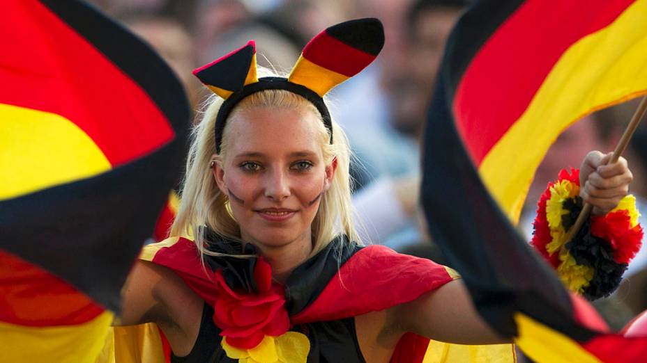 Torcedora alemã, durante partida contra Portugal válida pela Eurocopa