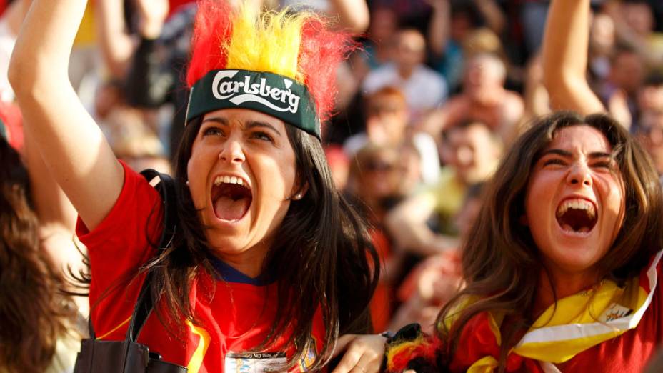 Torcedoras espanholas comemoram gol de empate contra a Itália na partida de estreia da seleção pela Eurocopa