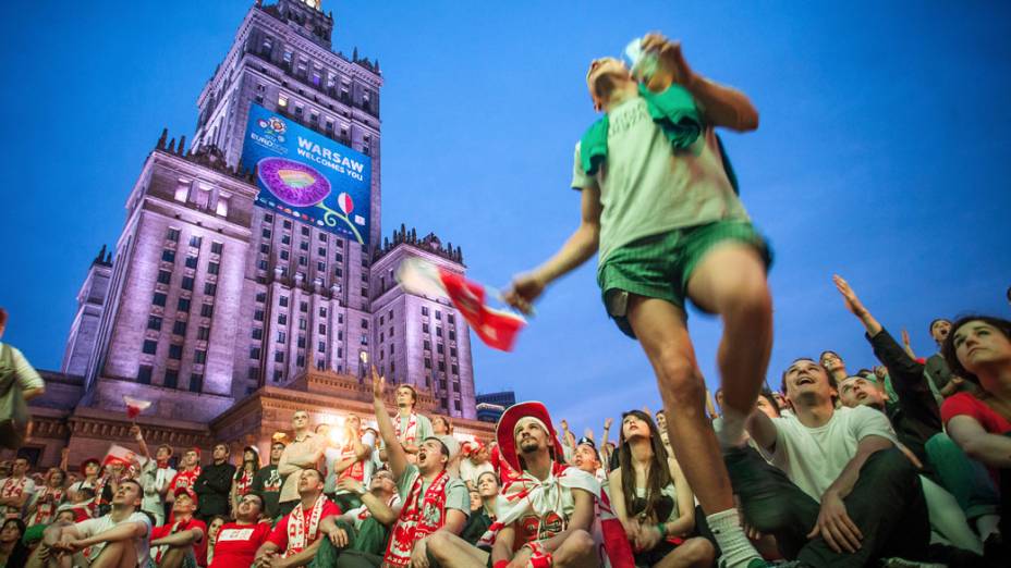 Torcedor polonês durante partida contra a Rússia em Varsóvia