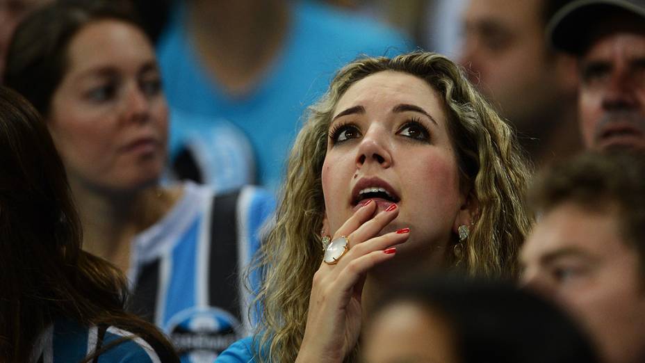 Torcida feminina do Grêmio comparece na inauguração da Arena, em Porto Alegre