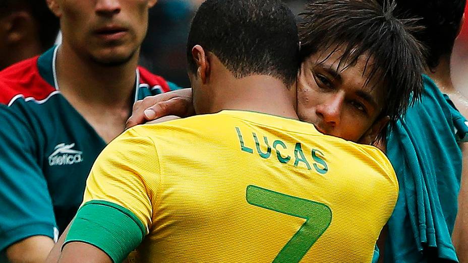 Neymar e Lucas se abraçam após a derrota para o México, em 11/08/2012