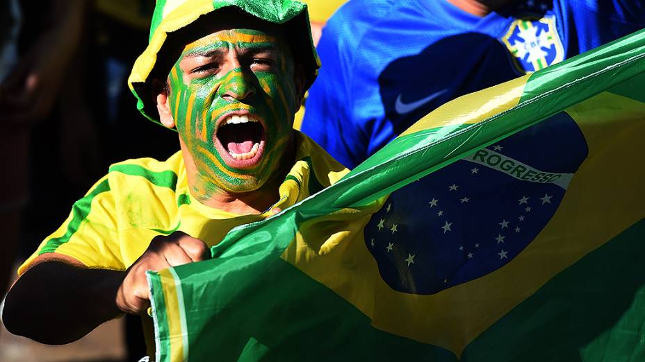 Torcedor aguarda o início da abertura da Copa do Mundo no Itaquerão, em São Paulo