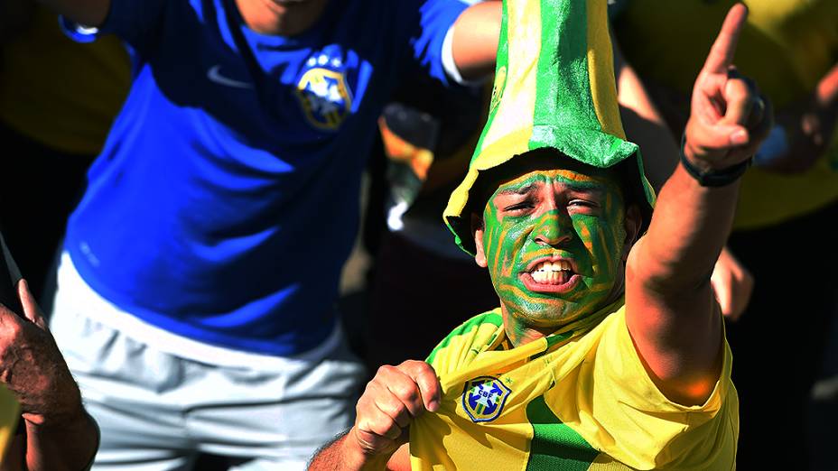 Torcedor aguarda o início da abertura da Copa do Mundo no Itaquerão, em São Paulo