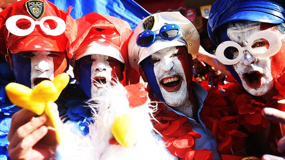 Torcedores da França chegam para o jogo contra o Equador no Maracanã, no Rio