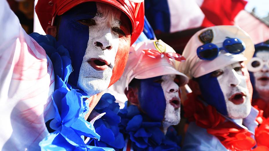 Torcedores da França chegam para o jogo contra o Equador no Maracanã, no Rio