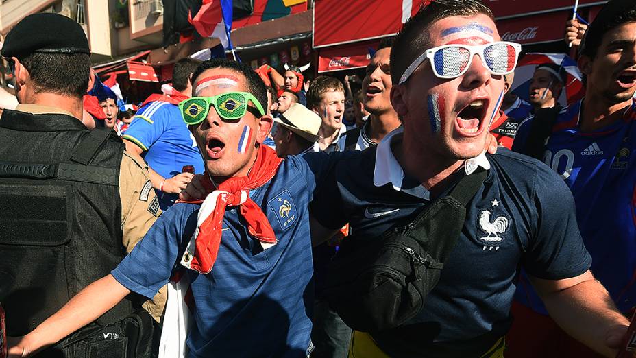 Torcedores da França chegam para o jogo contra o Equador no Maracanã, no Rio