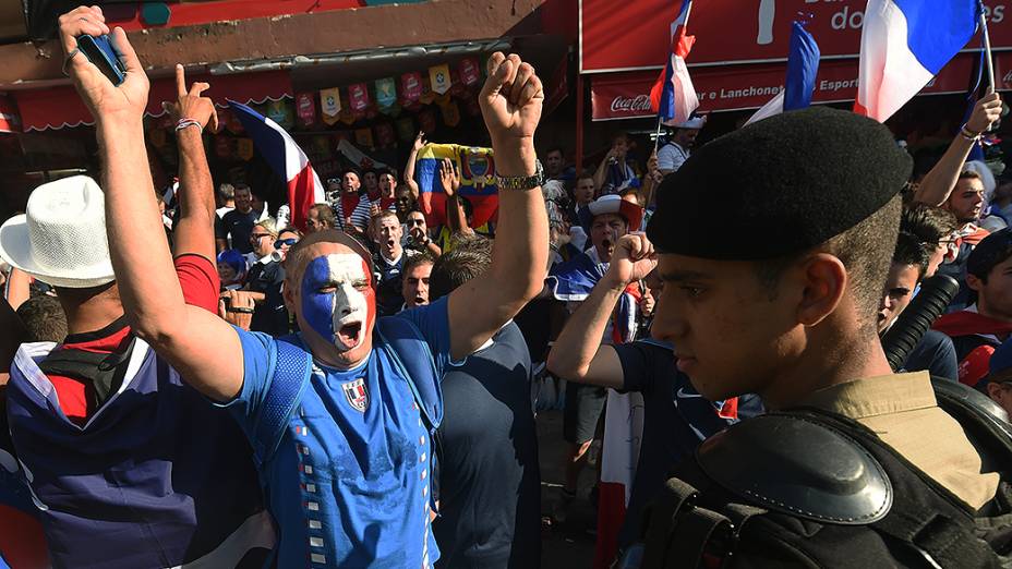 Torcedores franceses são escoltados pela polícia nos entornos do Maracanã, no Rio