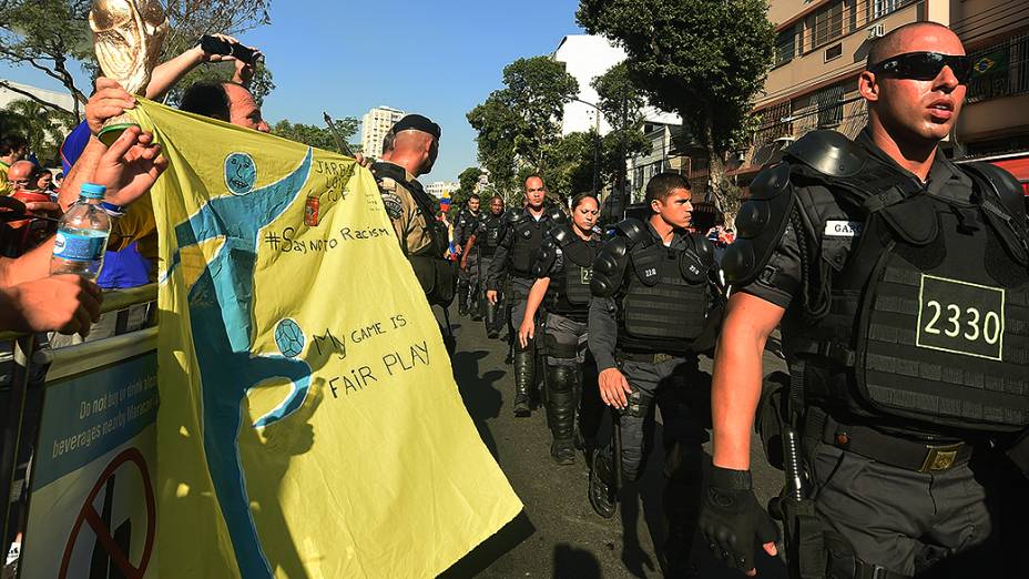 Torcedores franceses são escoltados pela polícia nos entornos do Maracanã, no Rio