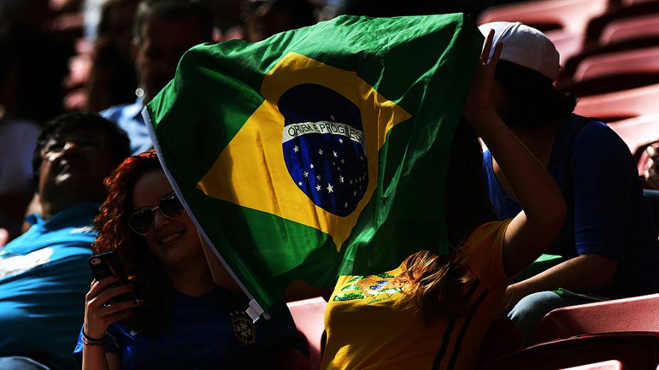 Torcida na partida entre França e Nigéria no Estádio Mané Garrincha