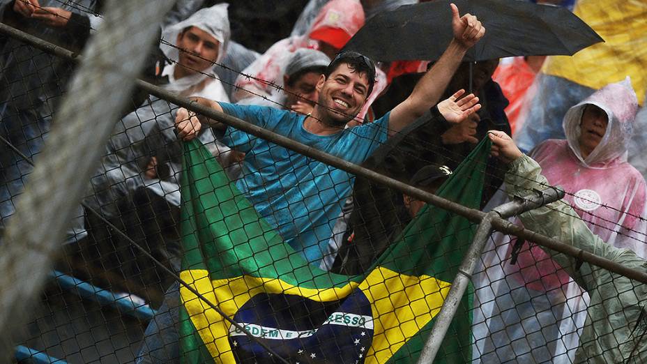 Mesmo com chuva, alguns torcedores foram acompanhar o treino classificatório no circuito de Interlagos, em São Paulo