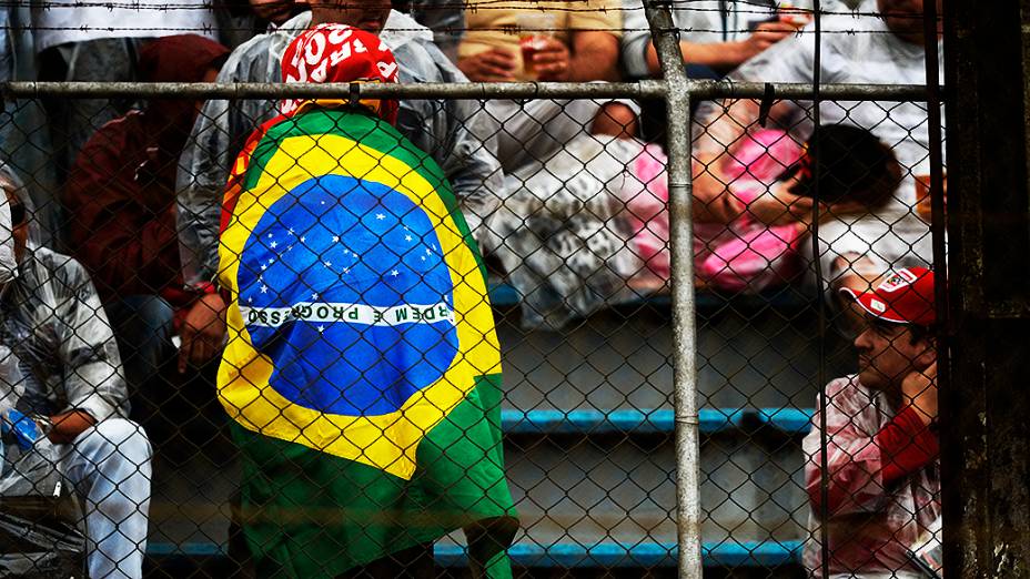 Mesmo com chuva, alguns torcedores foram acompanhar o treino classificatório no circuito de Interlagos, em São Paulo