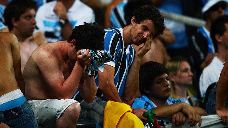 Torcedores do Grêmio emocionados durante inauguração da Arena em Porto Alegre