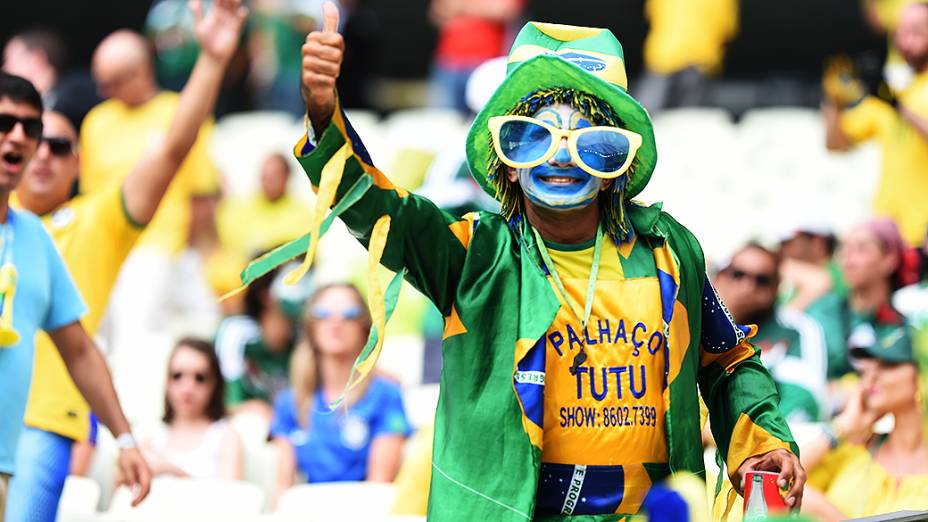 Torcedor do Brasil aguarda o início do jogo contra o México no Castelão, em Fortaleza