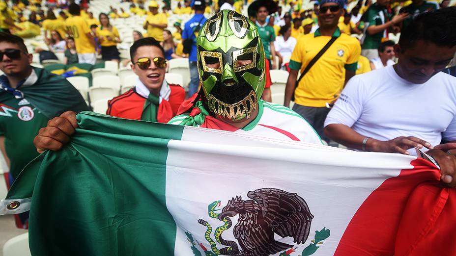 Torcedor do México usa máscara para o jogo contra o Brasil no Castelão, em Fortaleza