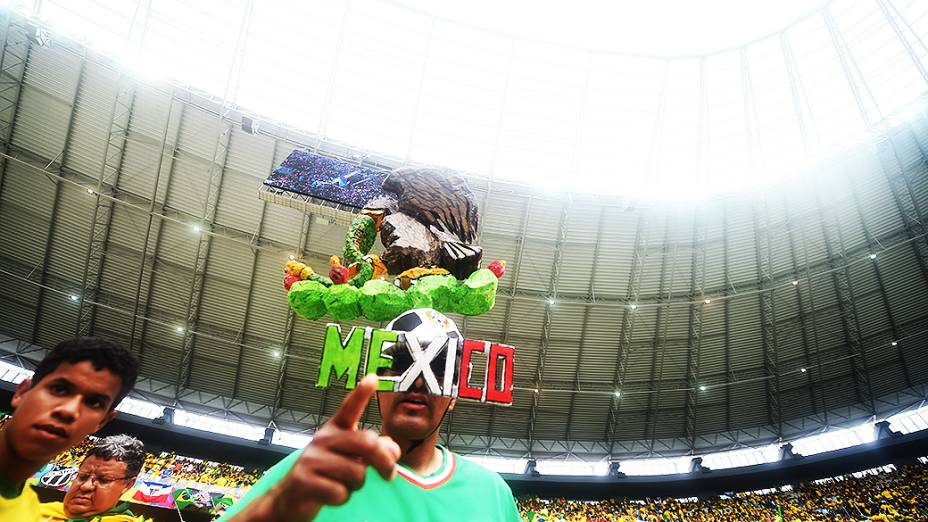 Torcedor do México aguarda início do jogo contra o Brasil no Castelão, em Fortaleza