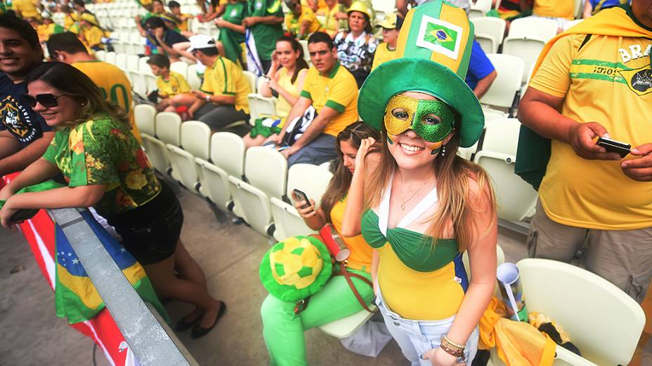 Torcedora brasileira aguarda início do jogo contra o México no Castelão, em Fortaleza