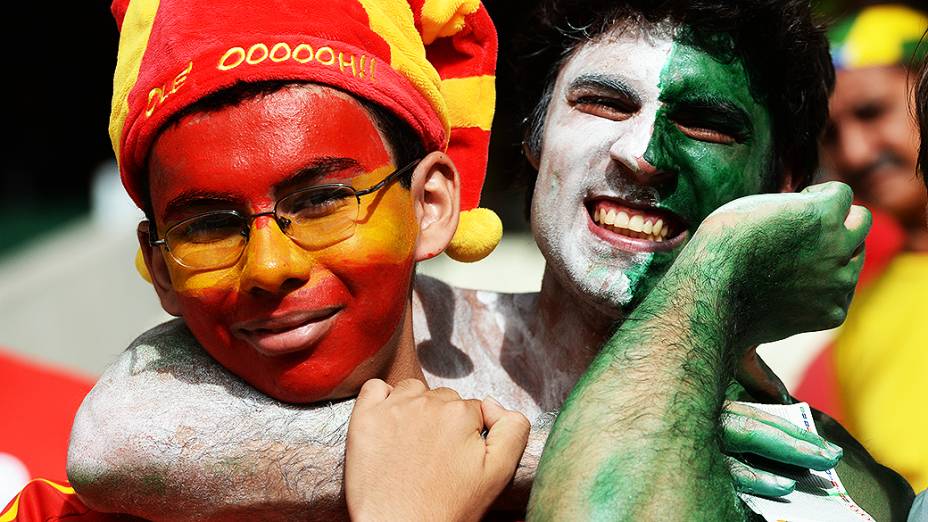 Torcedores de Espanha e Nigéria, no jogo da terceira rodada do grupo B pela Copa das Confederações, em Fortaleza