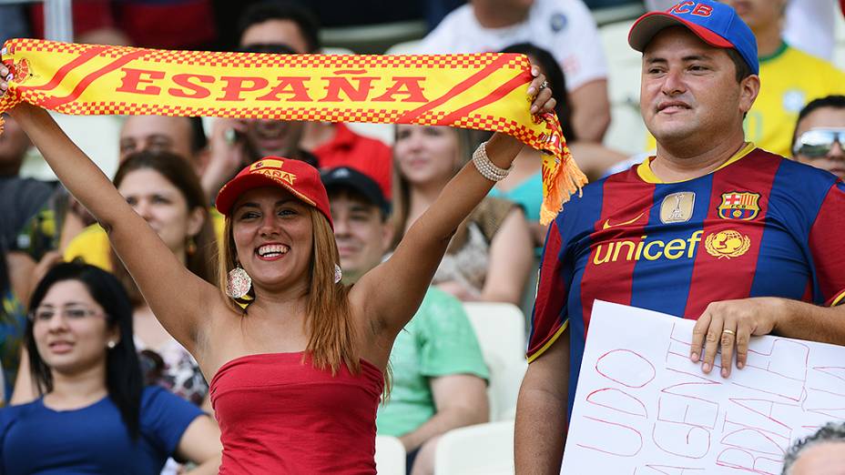 Torcida da Espanha, no jogo contra a Nigéria, pela Copa das Confederações, em Fortaleza