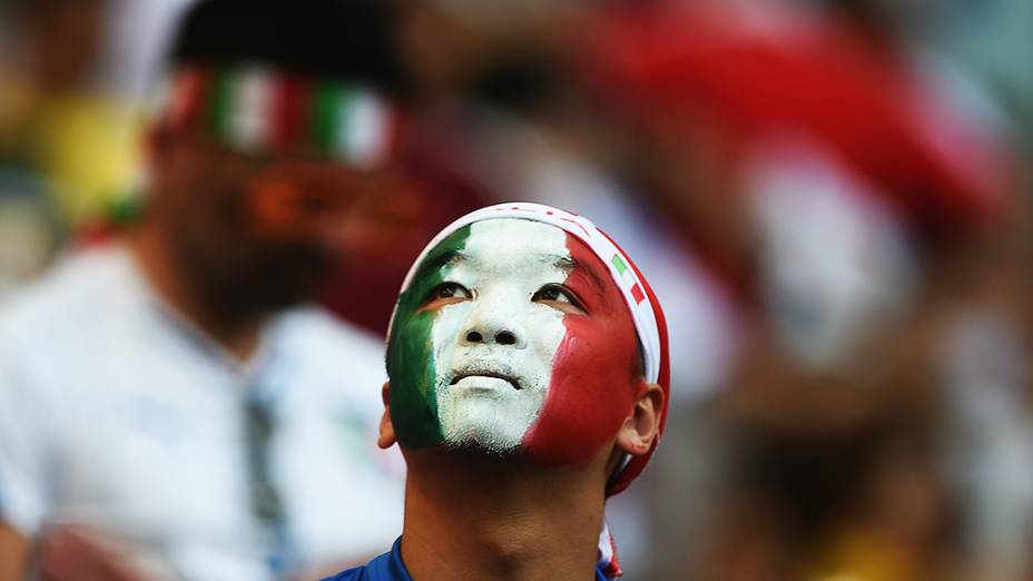 Torcedor da Itália aguarda o início do jogo contra a Inglaterra na Arena Amazônia, em Manaus