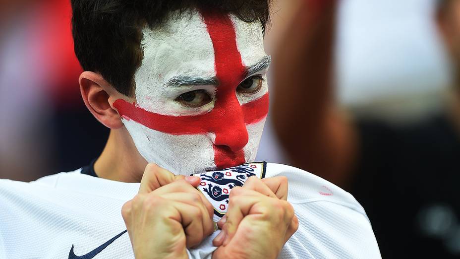 Torcedor da Inglaterra aguarda o início do jogo contra a Itália na Arena Amazônia, em Manaus