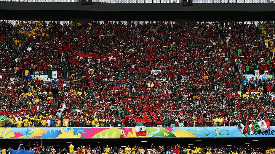 Torcida mexicana fez muito barulho e roubou a cena do público cearense no empate entre Brasil e México, no Castelão