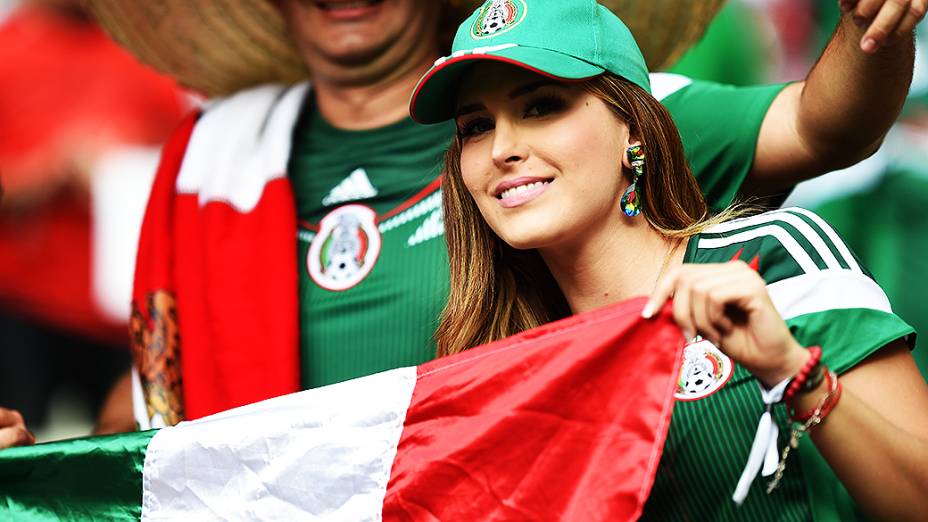 Torcida mexicana fez muito barulho e roubou a cena do público cearense no empate entre Brasil e México, no Castelão