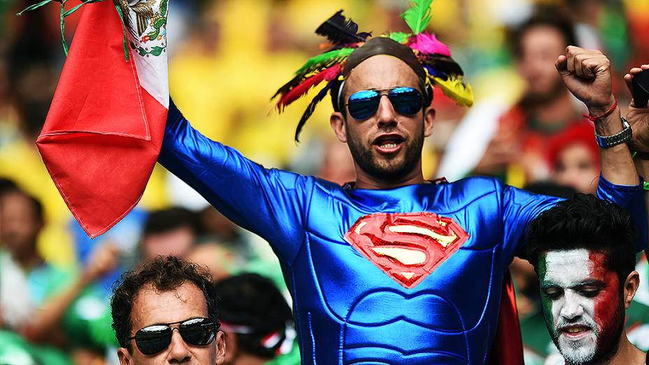 Torcida mexicana fez muito barulho e roubou a cena do público cearense no empate entre Brasil e México, no Castelão