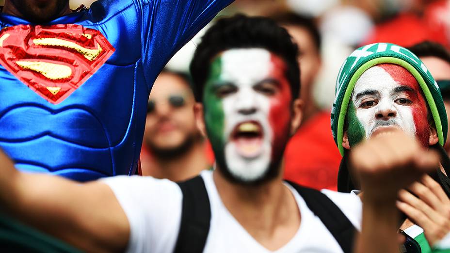 Torcida mexicana fez muito barulho e roubou a cena do público cearense no empate entre Brasil e México, no Castelão