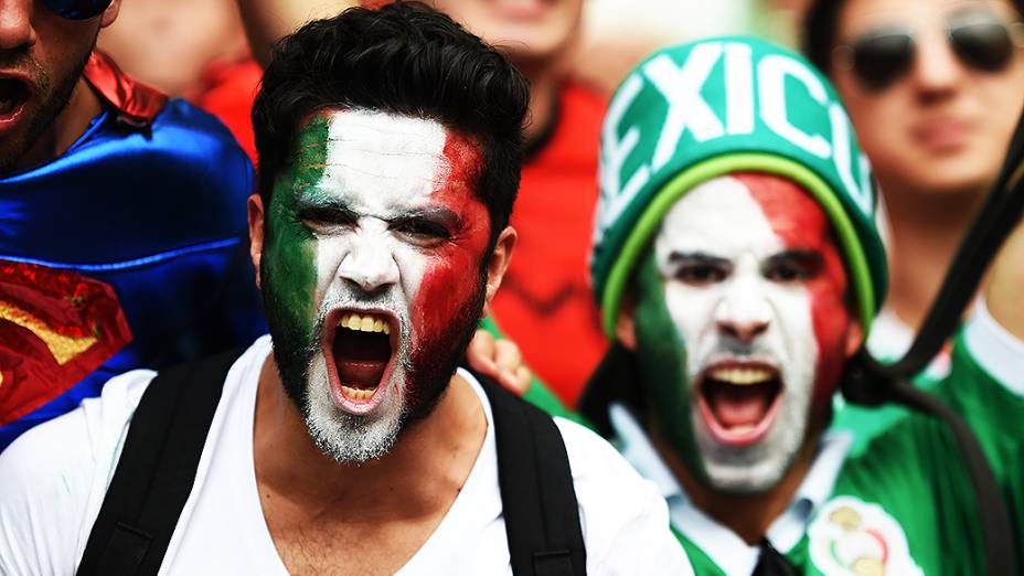 Torcida mexicana fez muito barulho e roubou a cena do público cearense no empate entre Brasil e México, no Castelão