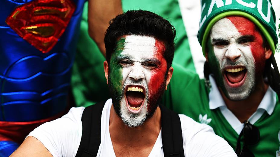 Torcida mexicana fez muito barulho e roubou a cena do público cearense no empate entre Brasil e México, no Castelão
