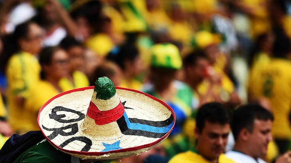 Torcida mexicana fez muito barulho e roubou a cena do público cearense no empate entre Brasil e México, no Castelão