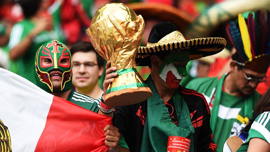 Torcida mexicana fez muito barulho e roubou a cena do público cearense no empate entre Brasil e México, no Castelão