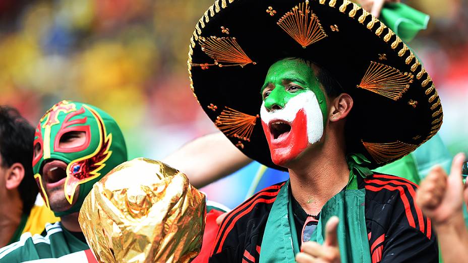 Torcida mexicana fez muito barulho e roubou a cena do público cearense no empate entre Brasil e México, no Castelão