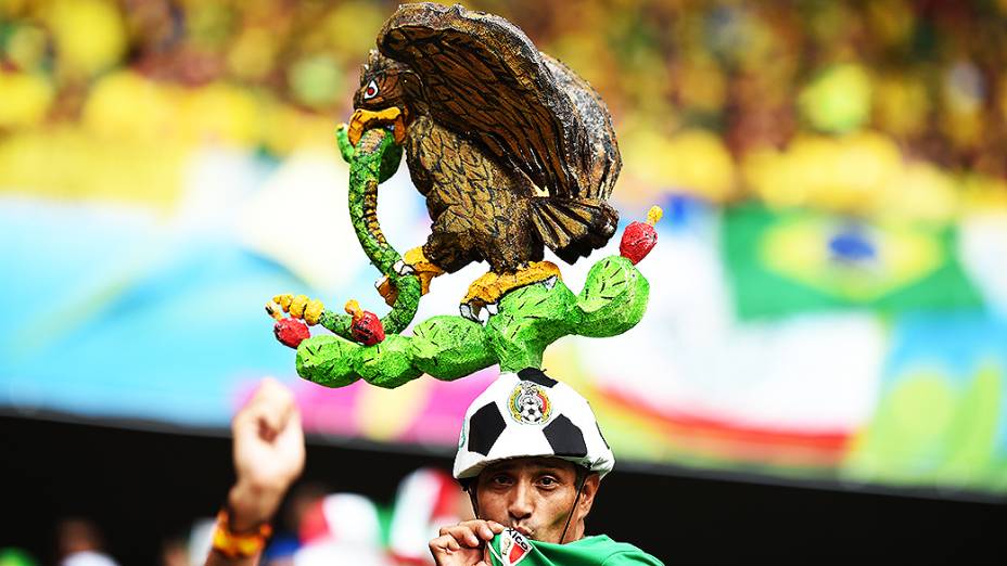 Torcida mexicana fez muito barulho e roubou a cena do público cearense no empate entre Brasil e México, no Castelão