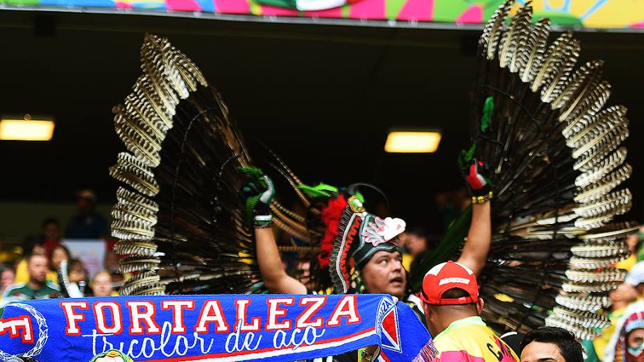 Torcida mexicana fez muito barulho e roubou a cena do público cearense no empate entre Brasil e México, no Castelão