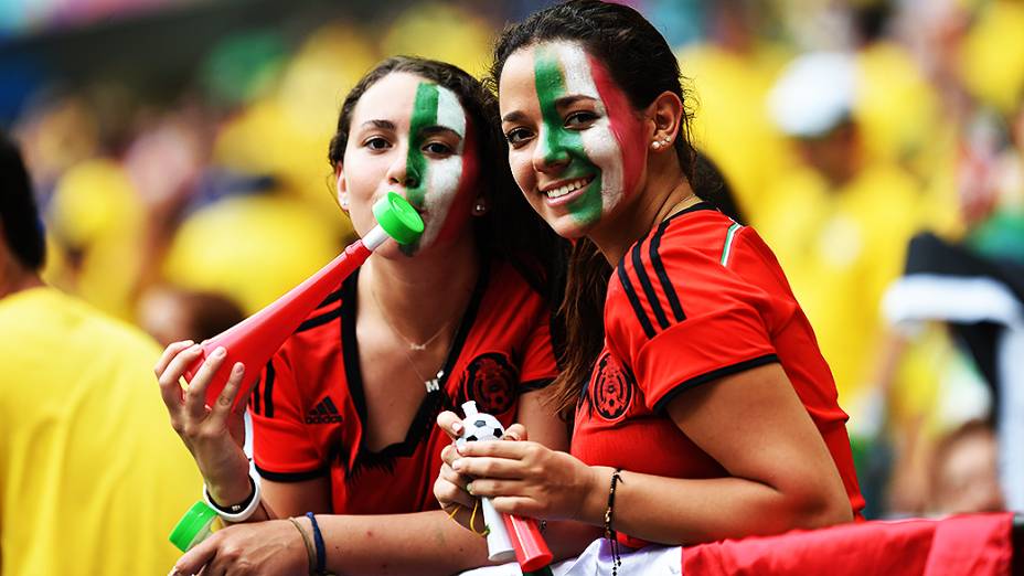 Torcida mexicana fez muito barulho e roubou a cena do público cearense no empate entre Brasil e México, no Castelão