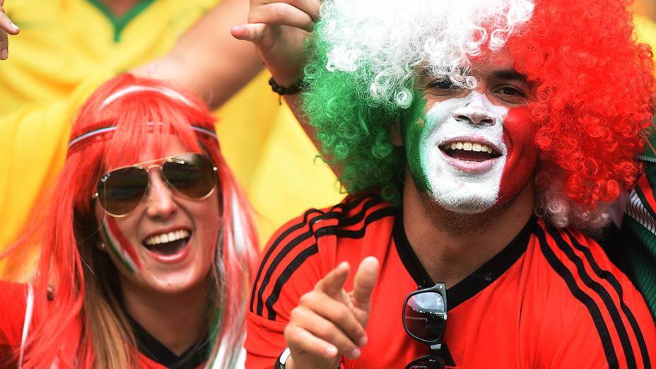 Torcida mexicana fez muito barulho e roubou a cena do público cearense no empate entre Brasil e México, no Castelão