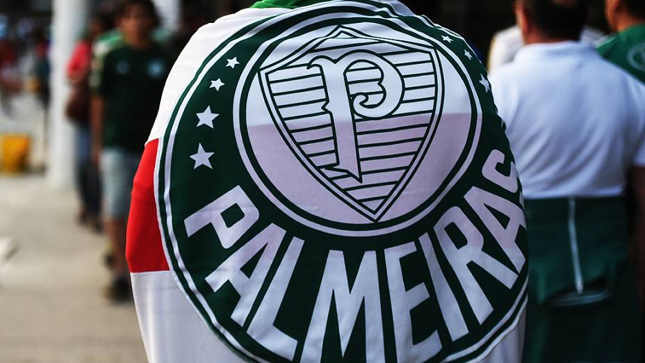 Torcedores chegam na Arena do Palmeiras para a partida de inauguração do estádio, em São Paulo