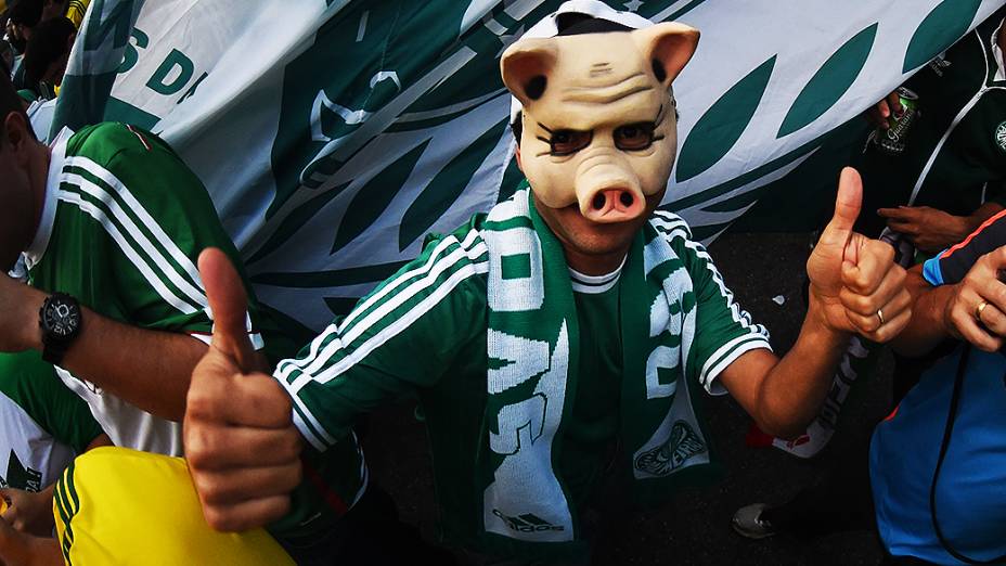 Torcedores chegam na Arena do Palmeiras para a partida de inauguração do estádio, em São Paulo