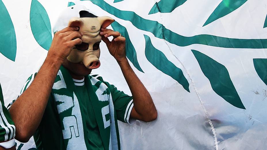 Torcedores chegam na Arena do Palmeiras para a partida de inauguração do estádio, em São Paulo