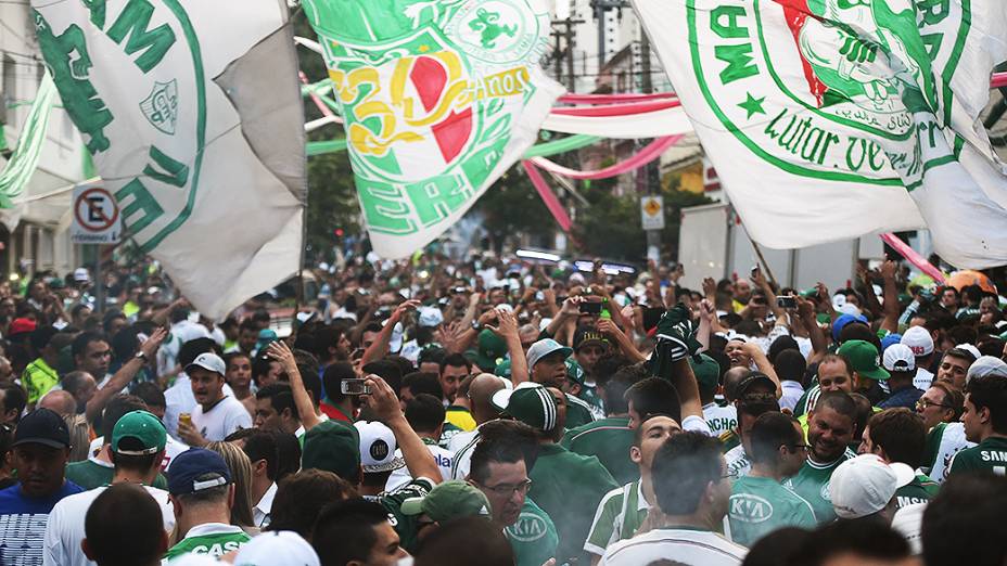 Torcida aguarda dentro do estádio o início da partida que inaugura a Arena Palmeiras