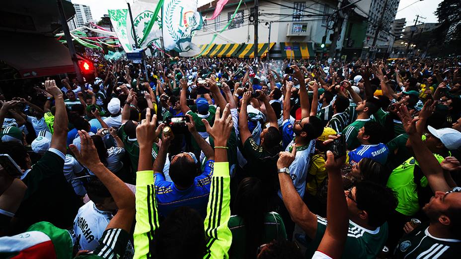 Torcedores chegam na Arena do Palmeiras para a partida de inauguração do estádio, em São Paulo