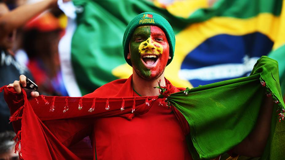 Torcedor português aguarda o início do jogo contra Gana no Mané Garrincha, em Brasília