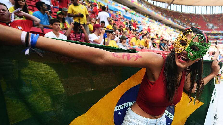 Torcedora aguarda o início da partida entre Portugal e Gana no Mané Garrincha, em Brasília