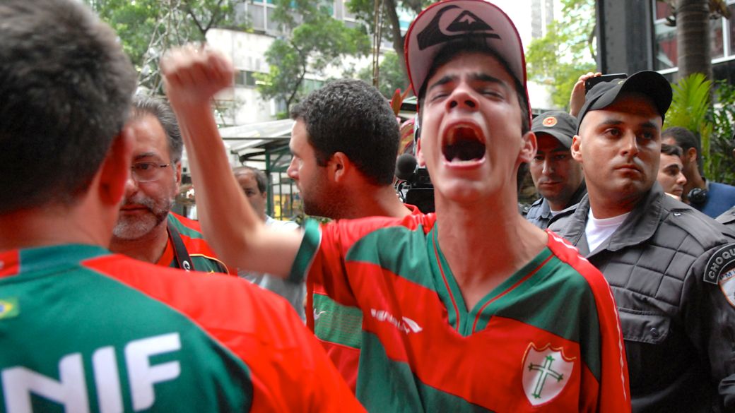 A revolta dos torcedores da Portuguesa depois do julgamento no STJD, que tirou pontos da equipe e a rebaixou no Brasileirão