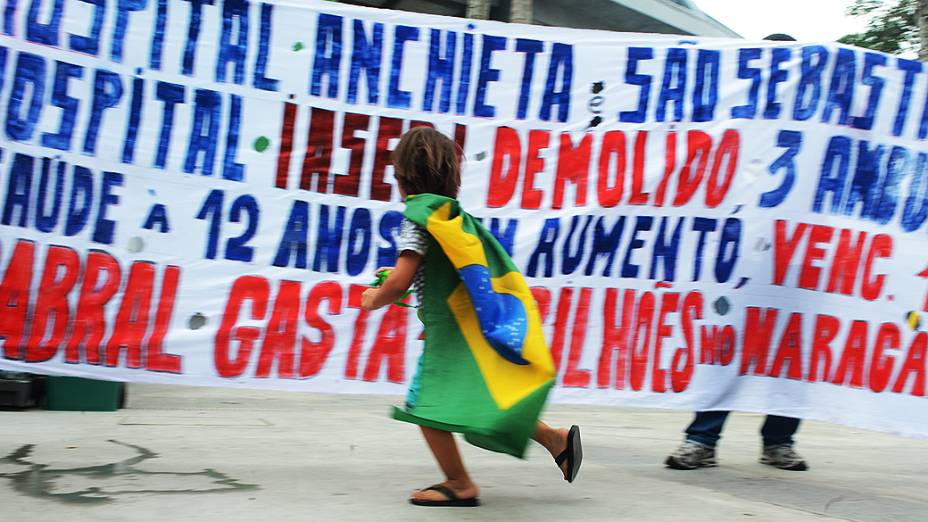 Faixas fora do Maracanã antes da final da Copa das Confederações