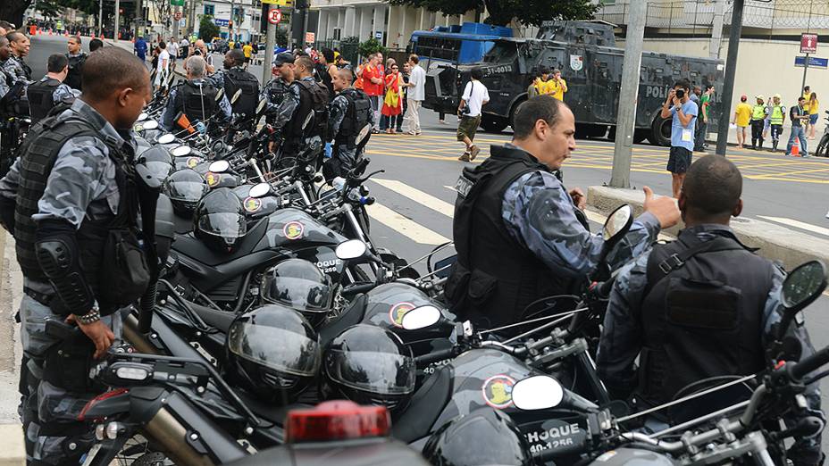 Policia fora do estádio do Maracanã antes da final da Copa das Confederações entre Brasil e Espanha, no Rio de Janeiro